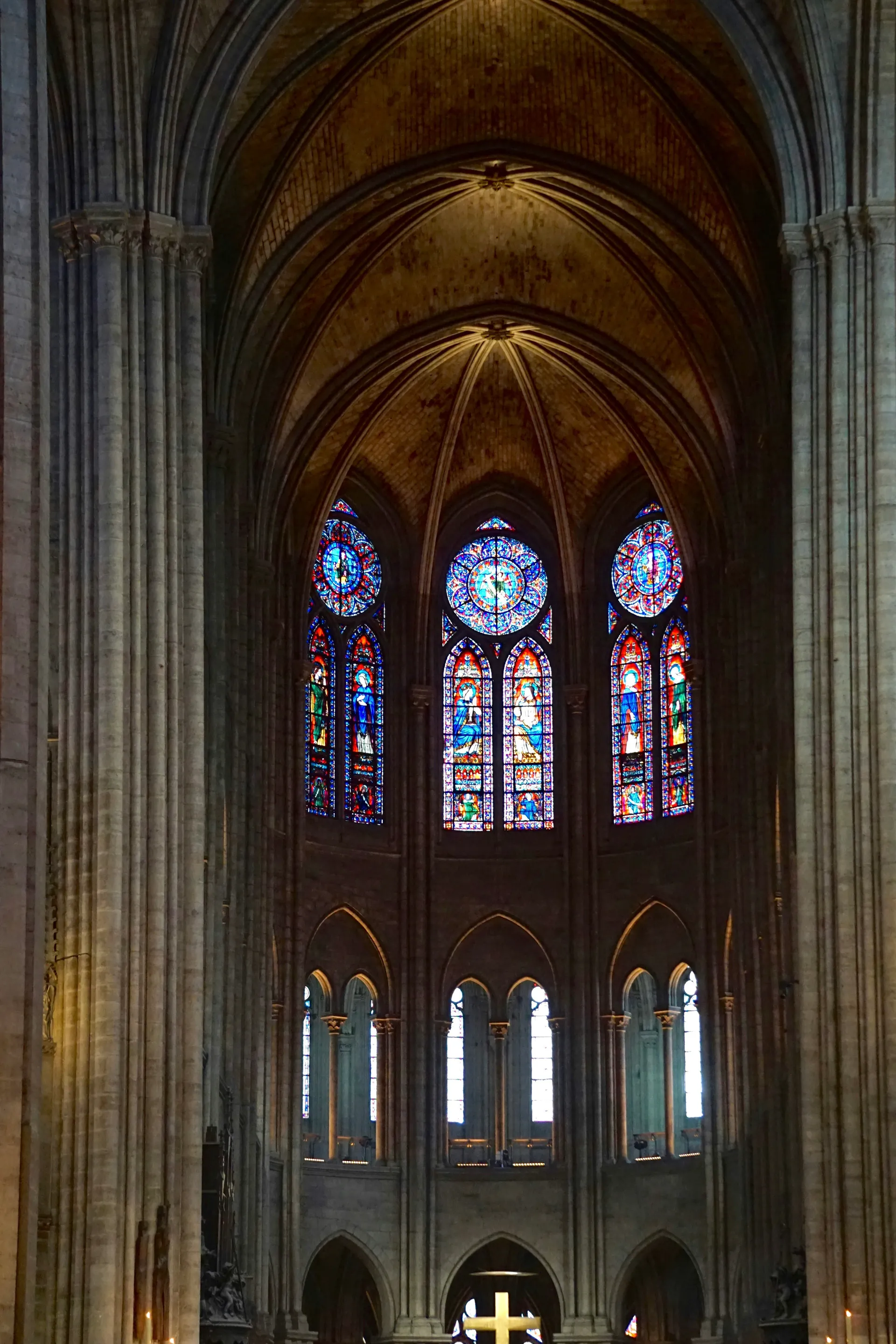 Intérieur de la cathédrale Notre-Dame de Paris avec vue sur les vitraux et l'architecture gothique lors d'une visite guidée.