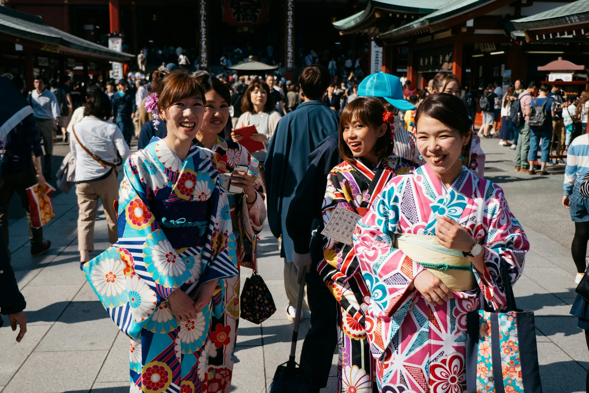 Représentation dans une ville ensoleilé du Japon avec plusieurs personnes portant des kimonos traditionnelles